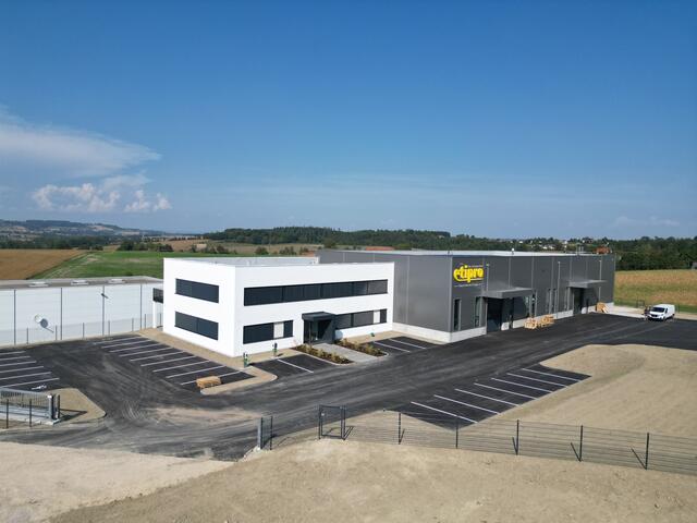 Neubau in Pichl bei Wels: auf 9.000 Quadratmetern führt die Etiketten- und Druckfirma etipro Produktion, Lager und Verwaltung zusammen.