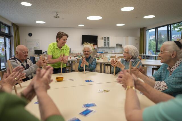 Im Senioren-Tageszentrum Strallegg bleibt man geistig und körperlich fit. Mit gemeinsamen Spielen, Basteln oder auch Gedächtnistraining wird ein kunterbunter, abwechslungsreicher Tagesablauf geboten.
