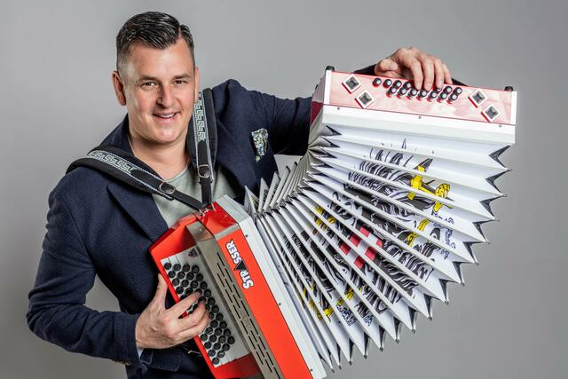 Marc Pircher, der Volksmusiker aus dem Zillertal, ist im Dezember im Forum Luftenberg zu Gast. | Foto: simon+kim
