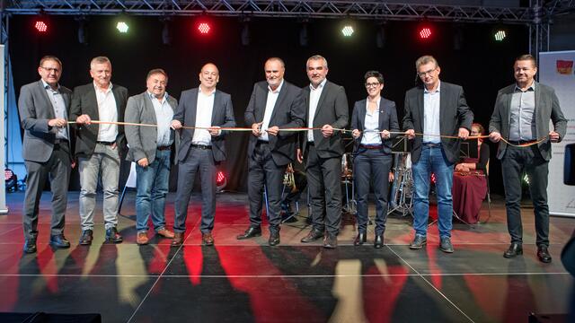 Landeshauptmann Hans Peter Doskozil und Landesrat Heinrich Dorner  mit Bürgermeistern sowie weiteren Verantwortlichen bei der offiziellen Eröffnung des Standortes Stoob der Baudirektion Burgenland. | Foto: Landesmedienservice Burgenland/Daniel Fenz und Stefan Wiesinger