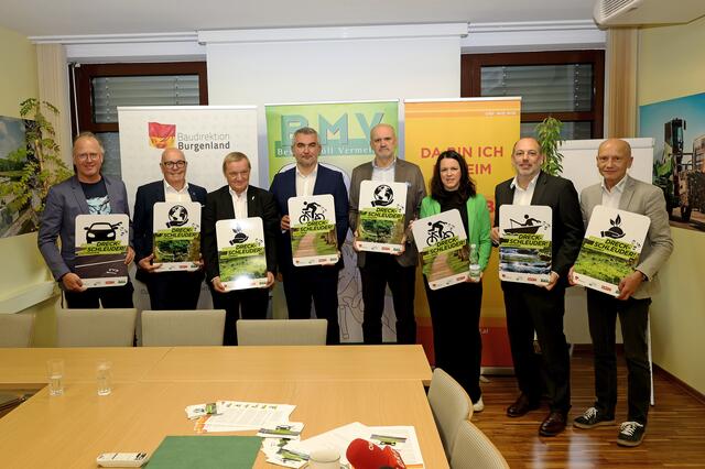 Landesumweltanwalt Michael Graf, Bürgermeister Georg Rosner (Obmann-Stellvertreter des BMV), Bürgermeister Michael Lampl (Obmann des BMV), Infrastrukturlandesrat Heinrich Dorner, ORF-Landesdirektor Werner Herics, Dagmar Habeler (Partner Waldquelle), Baudirektor Wolfgang Heckenast und Johann Janisch (Geschäftsführer des BMV)
 | Foto: Landesmedienservice Burgenland
