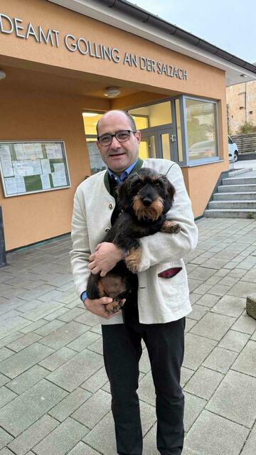 Gollings Bürgermeister Martin Dietrich mit seinem Dackel "Attila, Gollings 'first dog' " | Foto: Martin Dietrich