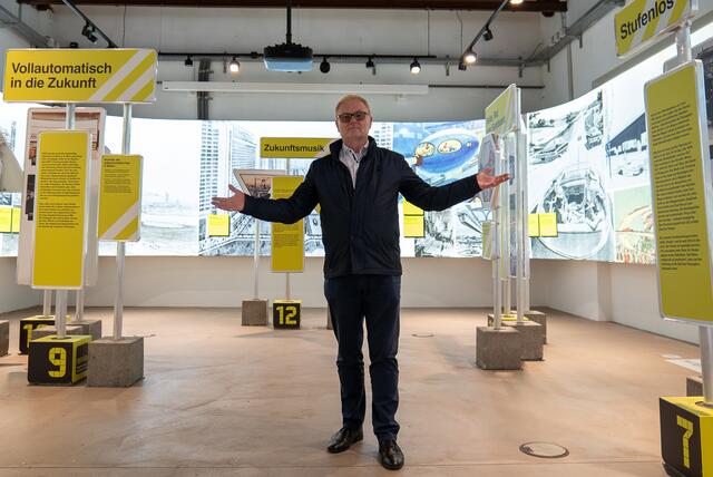 Museumsdirektor Hans Baierl lädt zur Sonderausstellung ins Verkehrsmuseum Remise.  | Foto: Wiener Linien / Jakob Schönfeldinger
