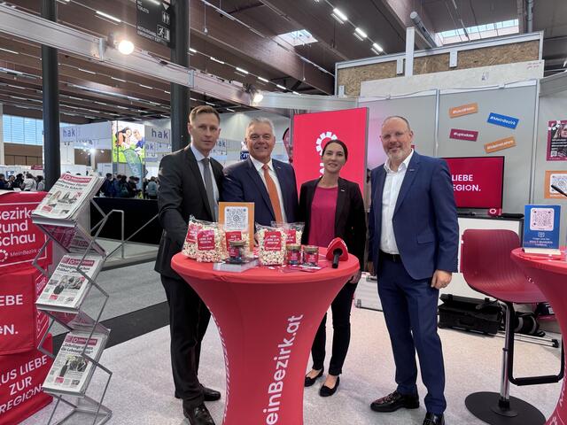 MeinBezirk OÖ - Chefredakteur Thomas Winkler mit WKOÖ-Vizepräsident Leo Jindrak, Eva Schupfer, Leiterin der Bildungspolitik der WKOÖ und WKOÖ-Direktor-Stellvertreter Friedrich Dallamaßl beim MeinBezirk-Stand.  | Foto: MeinBezirk