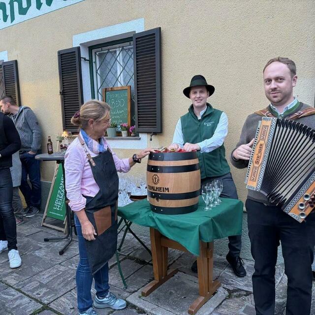Rosemarie Gössler nahm mit Michael Rößl den Bieranstich vor, dazu gab es volkstümliche Klänge. | Foto: Rößl
