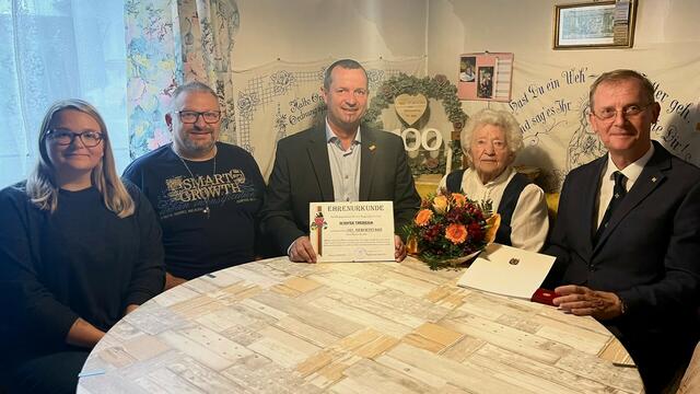 Enkelin Petrissa Schifer, Enkel Werner Schifer, Bürgermeister Stefan Flotz, Theresia Schifer und Bezirkshauptfrau-Stv. Wolfgang Merkatz. | Foto: Gemeinde