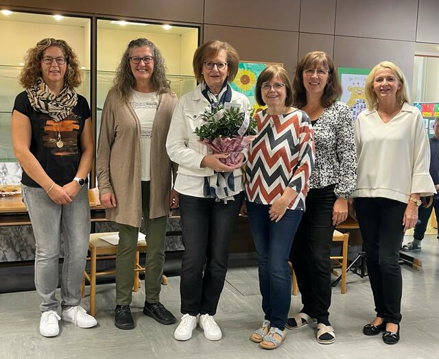 Elisabeth Schmid und Schulleiterin Regina Trisko mit den Lehrerinnen: Judith Koller, Brunhilde Berger, Sandra Schlögl und Ilse Rochla. | Foto: Monika Döller