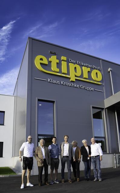 (V. l.): Frederic Twelckmeyer - Geschäftsführer etipro, Klaus Kroschke - Eigentümer Kroschke Holding, René Zehetner - Geschäftsführer etipro, Frithjof von Kessel - CEO Kroschke, Stefanie Steiner - Business Managerin Kroschke, Annemair Weissengruber - Gründerin etipro, Stefan Holzinger - Gründer etipro | Foto: etipro/peterwanger