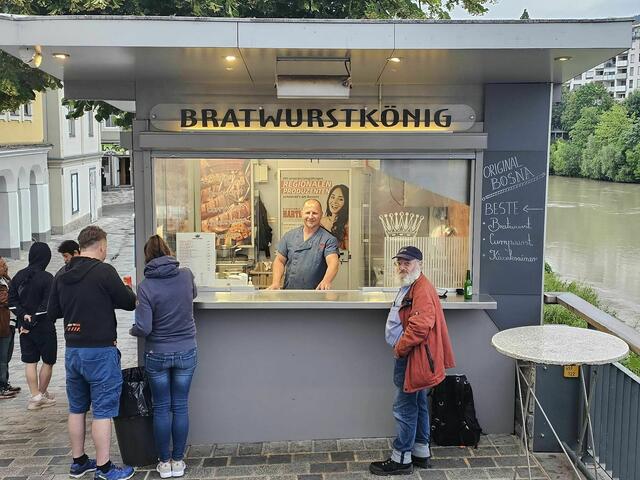 Beim "Bratwurstkönig" an der Villacher Draulände sieht man das mit dem Dosenpfand eher gelassen. | Foto: Privat