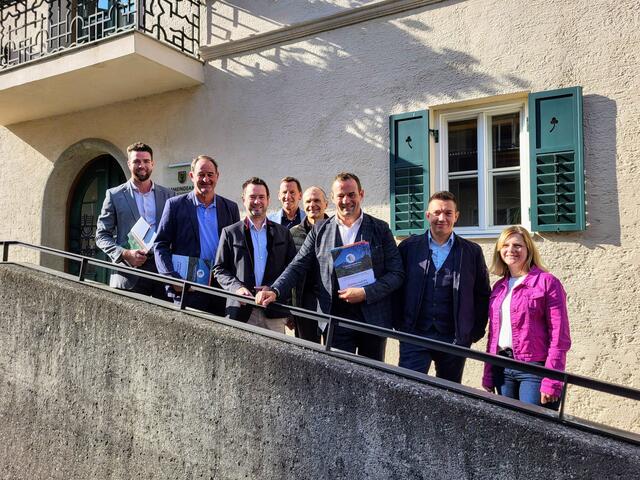 Bei einem Treffen mit den Immobilienmaklern aus der Region wurde kürzlich das neue Exposé zum Wirtschaftsstandort Hohe Salve–Wildschönau vorgestellt. | Foto: Standortmarketing
