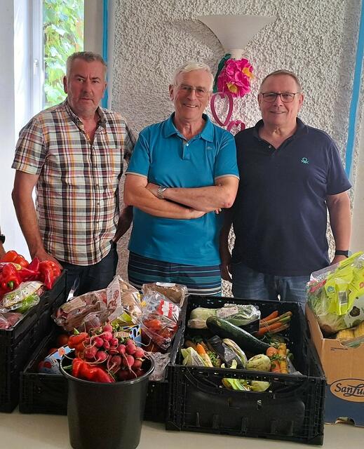 IMI23-Gründer Walter Reuter (l.) und Reinhard Spieß (r.) unterstützen auch die Lebensmittelausgabe der Caritas "Leo". | Foto: IMI23
