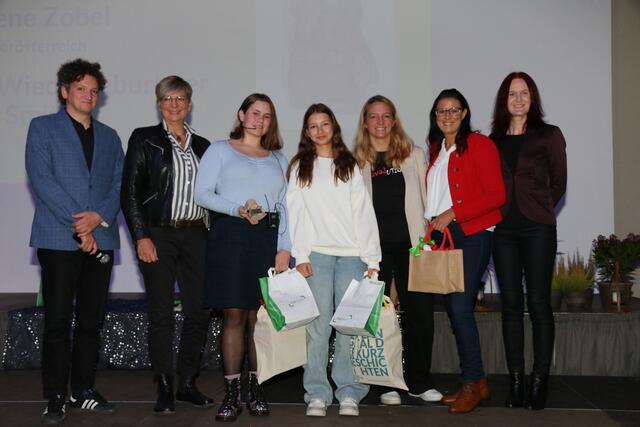 Nachwuchspreis: David Rupp, Barbara Pucker, Siegerin Marlene Zobel, Sarah Krämer (2. Platz), Helena Prinz, Landesrätin Sara Schaar und Moderatorin Verena Schall (von links) | Foto: Melitta Fitzer &amp;amp; Heidi Schober