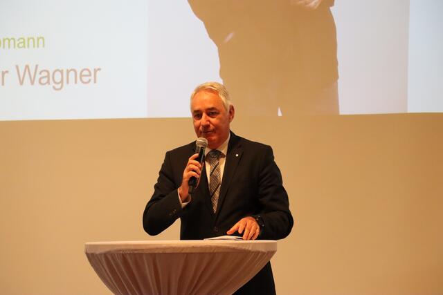 Verbandsobmann Hanspeter Wagner gratulierte den neuen Absolventinnen. | Foto: Reichel