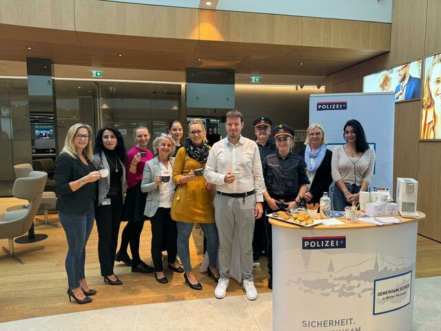 Kundenbetreuer:innen des Kundenzentrums mit Filialleiter Martin Haas, Gruppeninspektor Christian Horvath und Revierinspektorin Claudia Reisner. | Foto: Wiener Neustädter Sparkasse