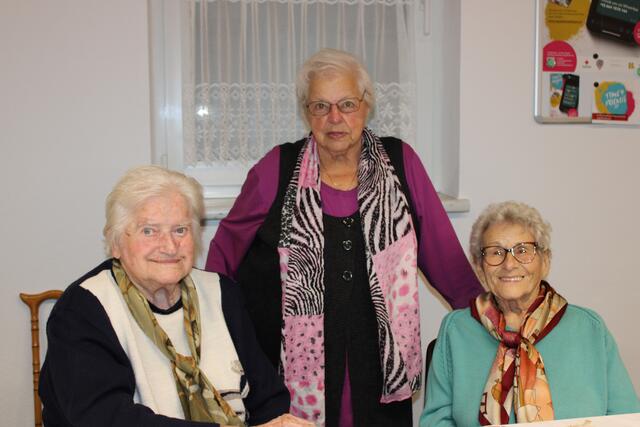 Rosa Weinzettel (Mitte) durfte vor Kurzem ihren 90. Geburtstag feiern - Mit Angela Pfneiszl (91 li.) und Margarete Pallisch (90) waren am Mittwoch 3 Damen über 90 vor Ort. | Foto: Anika Paul