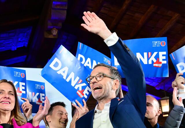 Die FPÖ holte erstmals bei einer Nationalratswahl den ersten Platz vor ÖVP und SPÖ. | Foto: ROLAND SCHLAGER / APA / picturedesk.com 
