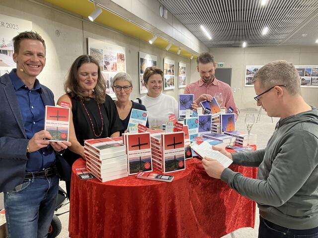 Der Autor Norbert Ruhrhofer links am Kuli-Büchertisch: mit Doris Lechner, Doris und Bernd Sunk und Stefan Strasser (r.)