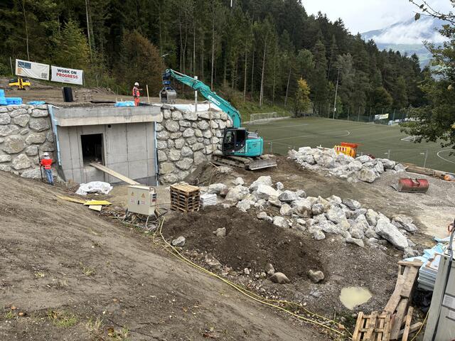 Die Bauarbeiten am neuen Wasserhochbehälter in Mils schreiten planmäßig voran – der alte Behälter wird durch eine moderne Anlage ersetzt. | Foto: Kendlbacher