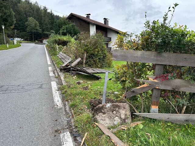 Ein Zaun in der Gemeinde Pill wurde durch die Alkolenkerin zerstört. Am Fahrzeug entstand Totalschaden. Die Frau blieb unverletzt.  | Foto: ZOOM-Tirol