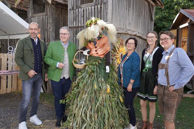 Beim Tschardakenfest in Halbturn ist immer was los: Vizebürgermeister Gerald Knöbl, Bürgermeister Markus Ulram, Christine, Viki, Martin, dazwischen die "Herbstkönigin" aus Kukuruz | Foto: Andrea Glatzer