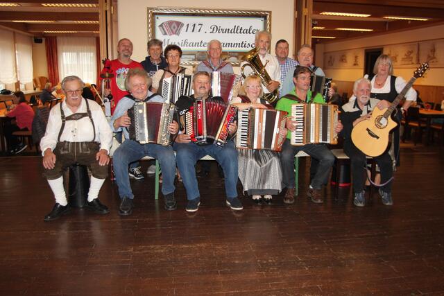 Stammtischmusikanten mit der Stammtischleitung | Foto: Alle Bilder sind Eigentum von Josef Rathkolb