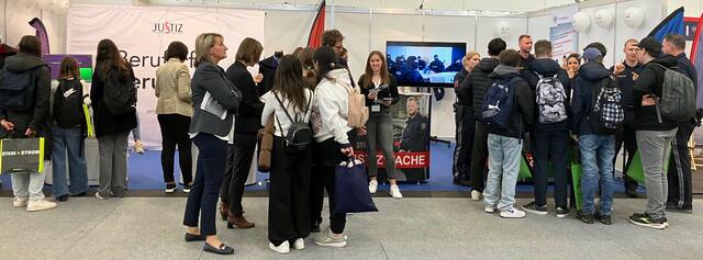 Sichtlich großer Andrang am Messestand der Österreichischen Justiz, wo die Jugendlichen bei einem Quiz ihr Wissen über strafrechtliche Angelegenheiten testen können. | Foto: Oberstaatsanwaltschaft Linz/Jung