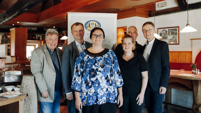 Von links: Wolfgang Griesmann, Erwin Brandl, Sara Klausriegler, Barbara und Clemens – Ziegelstadel Catering GmbH, Franz Tauber. | Foto: Gernerproductions