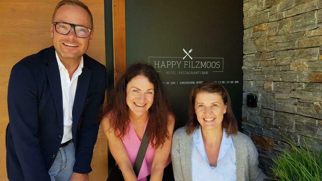 Monika Hartl mit den Geschäftsführern des Hotels Happy Filzmoos, wo sie ihre Kunstwerke ausstellen durfte. | Foto: Monika Hartl