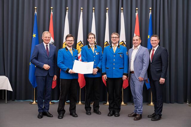 Landeshauptmann Thomas Stelzer ehrte die Marktmusikkapelle Frankenburg zum achten Mal. Angereist waren Obmann Lukas Hohensinn, Kapellmeister Michael Höchfurtner, Stabführer Andreas Kovacs und Bürgermeister Norbert Weber (2. bis 4. v.l.). | Foto: Land OÖ
