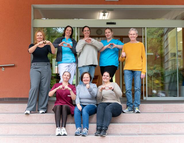 Mitarbeiter:innen aus FraDomo Vöcklabruck freuen sich auf zahlreiche Interessierte.
 | Foto: Johanna Gerner