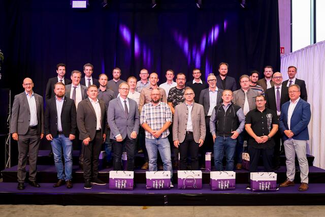 20-jähriges Jubiläum bei Welser Profile in Gresten: Manuel Aigner, Dominik Arndt, Thomas Bachler, Matthias Bendinger, Oliver Brandl, Herbert Faschingleitner, Matthias Fuchsluger, Markus Fürnhammer, Gerold Glösl, Leopold Grabner, Franz Gspörer, Johann Haselreither, Heinz Leichtfried, Johannes Müller, Wolfgang Prohaska, Andreas Raab, Thomas Reithmayer, Peter Resch, Jan Peter Schaufler, Wolfgang Scheinhart, Reinhard Spitaler, Lukas Tazreiter, Thomas Unterhumer, und Markus Franz Walter
 | Foto: Welser Profile GmbH