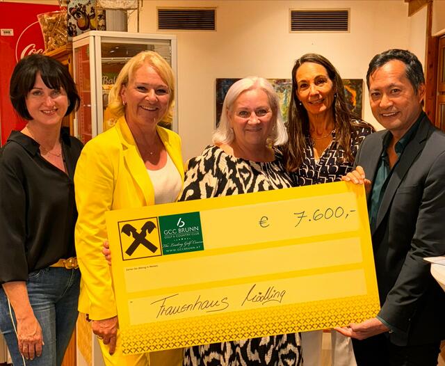 Sonja Laimer, Geschäftsleiterin Raiffeisenregionalbank Mödling, Doris Handler, Leiterin der Raiffeisenbankstelle, Gaby Steiner, Obfrau des Frauenhauses Mödling, Carola Kohler, women’s business lounge Team-Organisatorin, und Kwang Min Rhee, Präsident des Leading Golf Course Brunn. | Foto: Kohler