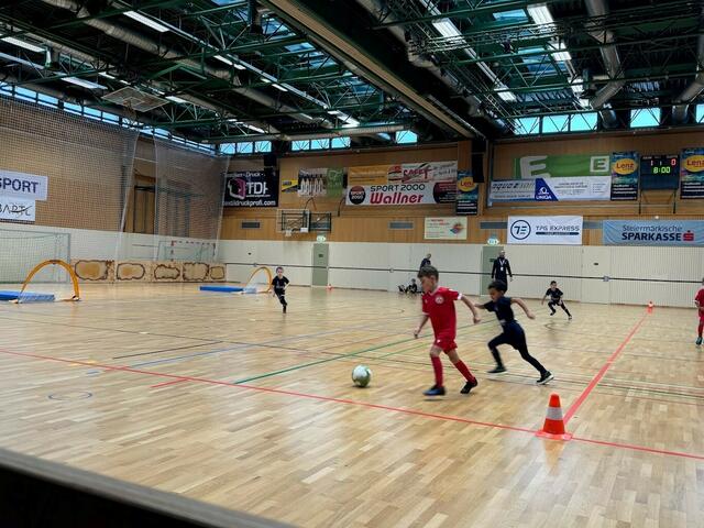 Viele Kinder spielen am Parkett der Koralmhalle um die begehrten Trophäen. | Foto: David Schneidler