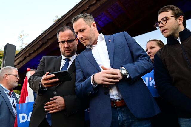 Christian Hafenecker und Michael Schnedlitz am Sonntag, 29. September 2024, anlässlich der FPÖ-Wahlparty im Rahmen der Nationalratswahl in Wien. | Foto: ROLAND SCHLAGER / APA / picturedesk.com