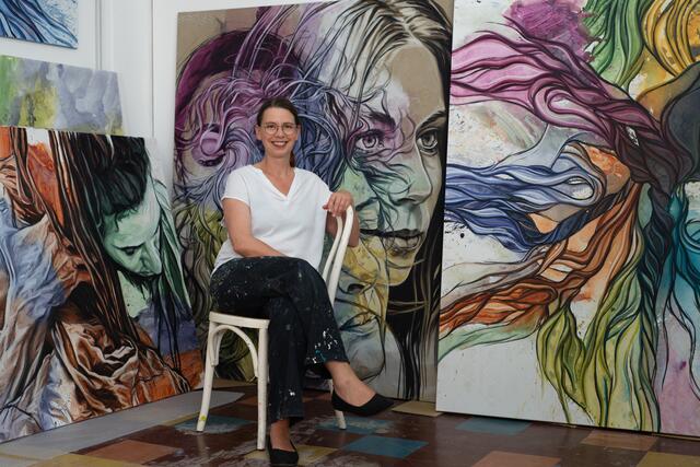 Evelyn Kreinecker ist eine Künstlerin aus Prambachkirchen. Auch sie öffnet ihr Atelier für Interessierte im Rahmen der Tage der offenen Ateliers. | Foto: Mag.a Andrea Gröisböck