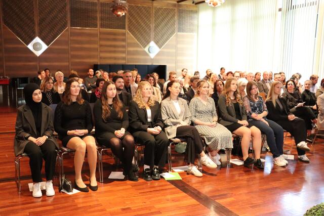 Den neun erfolgreichen Absolventinnen des Bachelor-Studiengangs Gesundheits- und Krankenpflege galt die ganze Aufmerksamkeit. | Foto: Reichel