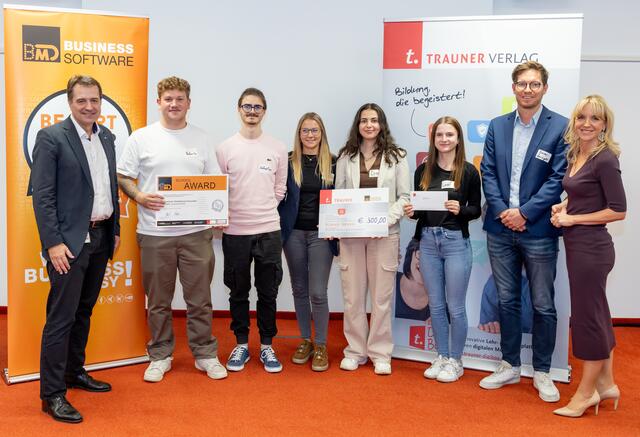 Das beste Ergebnis in der Klassen-Gesamtwertung hat in diesem Jahr die Berufsschule Vöcklabruck-Gmunden (OÖ) in der Finanzbuchhaltung erzielt. Im Bild Schülerinnen und Schüler mit BMD-Geschäftsführer Markus Knasmüller (l.), Lehrer Simon Geringer (2.v.r.) und Verlagschefin Sonja Trauner (r.).  | Foto: Trauner Verlag