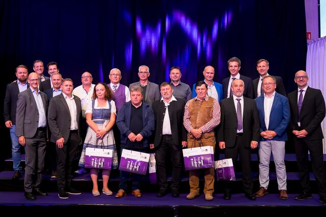 40-jähriges Jubiläum bei Welser Profile: Josef Bauer, Franz Blamauer, Walter Blamauer, Robert Dengg, Ernst Fuchslueger, Herbert Gölss, Gerhard Matschegg, Gerhard Osanger, Helmut Petter, Roswitha Wailzer, Walter Weissensteiner und Rudolf Wolmersdorfer
 | Foto: Welser Profile GmbH