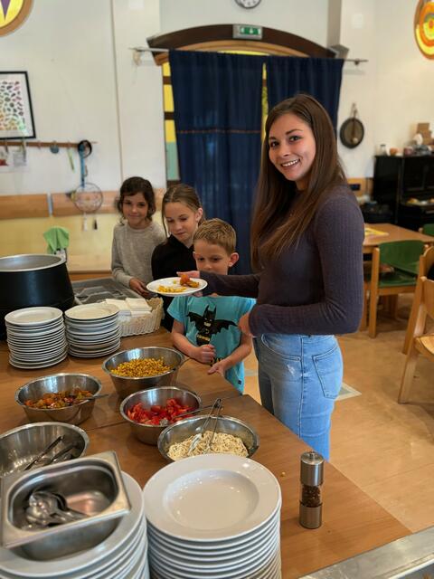 In der Insel wird täglich frisch gekocht. Die Kinder können sich ihr Essen selbst zusammenstellen - wichtig dabei sind, dass mindestens drei Farben auf den Teller kommen. | Foto: Insel - Haus der Jugend
