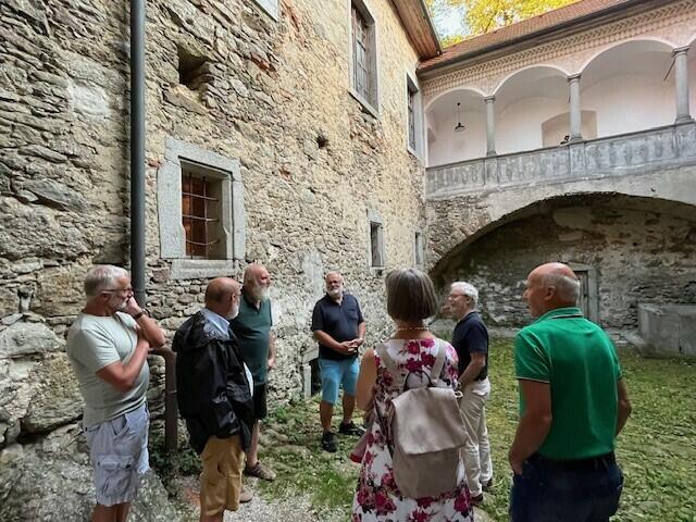 Hermann Eckerstorfer (3.v.l.) vom Kulturverein Piberstein führte die Teilnehmer der Mitgliedsvereine des Oberösterreichischen Volksbildungswerkes des Bezirkes Rohrbach durch die Burg Piberstein. | Foto: Helmut Eder