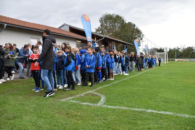 Der Andrang für die begehrten Autogramme und Fotos war groß.  | Foto: Stefan Schneider