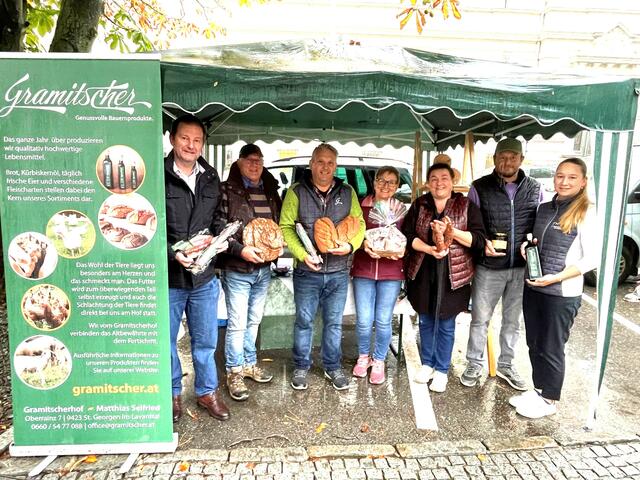 Standlertreffen am Bauernmarkt mit Stadtrat Josef Steinkellner, Felix Paulitsch, der neue Marktfahrer Seifried Bernhard vom Gramitscherhof, die Obfrau der ARGE Wolfsberger Bauernmarkt Margrit Heritzer, Stefanie Gritzner, Günther Konrad und Martina Joham von der Landwirtschaftsabteilung der Stadtgemeinde (v. l.) | Foto: Stadtgemeinde Wolfsberg