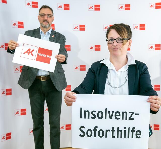 Arbeiterkammer Burgenland-Präsident Gerhard Michalitsch und Daniela Streli, Leiterin des Arbeiterkammer-Insolvenzreferates, weisen auf die Möglichkeit der Insolvenz-Soforthilfe für Arbeitnehmerinnen und Arbeitnehmer hin.