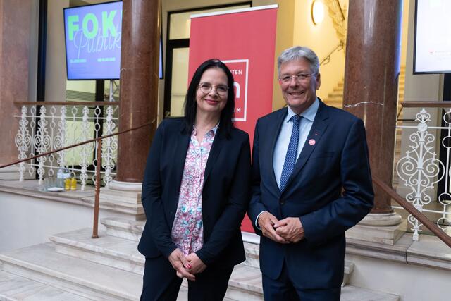 Landeshauptmann Peter Kaiser bedankte sich bei Kunst- und Kulturstaatssekretärin Andrea Mayer.  | Foto: LPD/Just