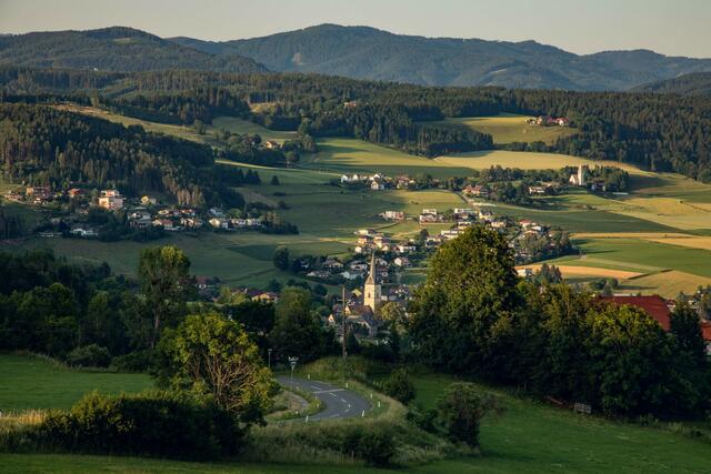 Der Blick auf Guttaring von einem der zahlreichen Wanderwege.  | Foto: Tourismusregion Mittelkärnten / Elias Jerusalem