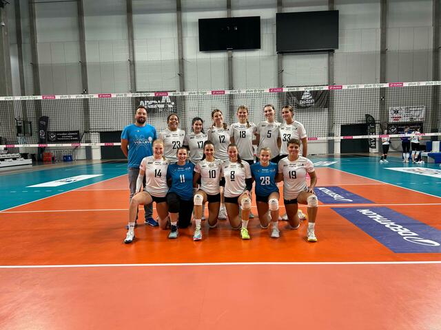 Hintere Reihe: Trainer Tobias Micheli, Soraya Kwakpovwe, Katharina Malcher, Anna Hammarberg, Oleksandra Shkarupa, Anna Labanovska, Luise Palenczat (v.l.) und vordere Reihe: Lisa Weindl, Christina Riegler, Victoria Höfer, Janine Vogl, Anja Hofstetter, Lilli De Meersman (v.l.). | Foto: zVg.