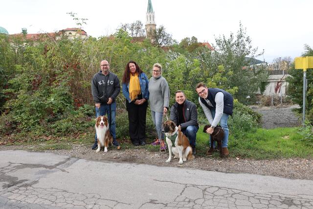 Ortsvorsteher Markus Fuchs mit Hund Buddy, Angelika Fuchs, Gemeinderätin Elisabeth Heigl-Rajchl, Hündin Luna, Bürgermeister Christoph Kaufmann und Stadtrat Markus Presle mit Hund Arthur. | Foto: Stadtgemeinde Klosterneuburg/Lutz
