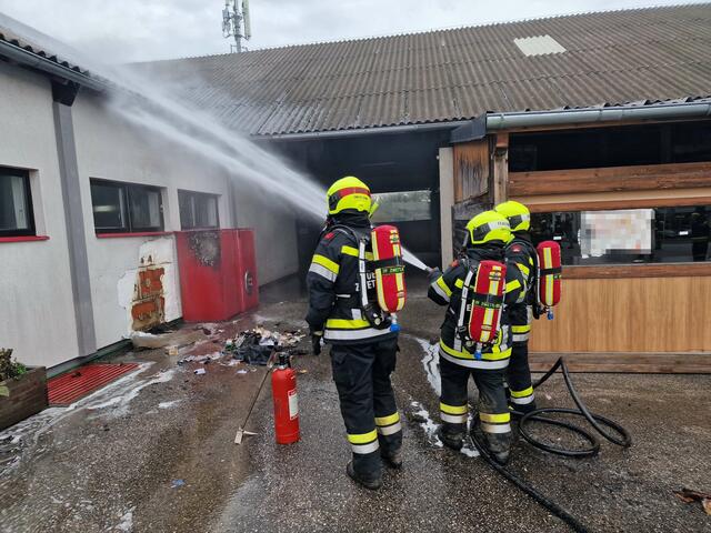 Ein Müllbehälter bei einer ehemaligen Tischlerei fing Feuer. | Foto: DOKU-NÖ