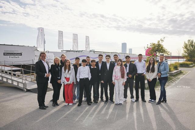 Döblinger Schülerinnen und Schüler besuchten die MS Wissenschaft am Handelskai.  | Foto: BMBWF/Gabor Mayerhofer