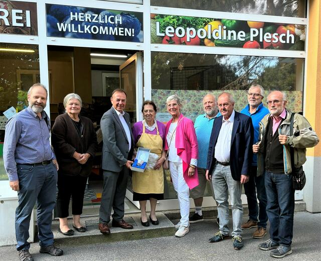 Leopoldine Plesch (in der gelben Schürze) vor ihrer Greißlerei in Liesing. Zum Abschied gab es eine kleine Feier.   | Foto: BV23/Baumgartner